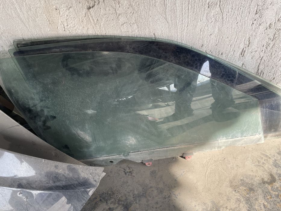 Боковое стекло.