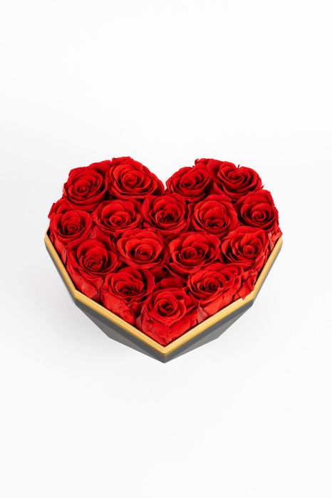 Луксозен букет от вечно живи рози аранжирани в Диамантено сърце