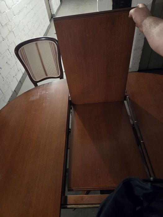 Masă extensibilă din lemn masiv cu 6 scaune