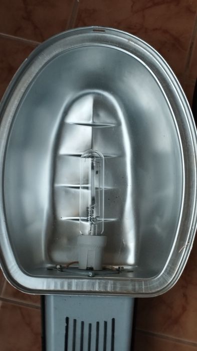 Брадвичка с дървена дръжка.Малка метална жага.Улична лампа.