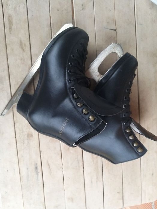 Vand patine artistice, negre, mărimea 35, stare foarte buna