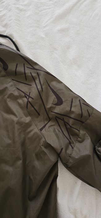 Чисто нова ветровка Nike pro, тъмно зелена