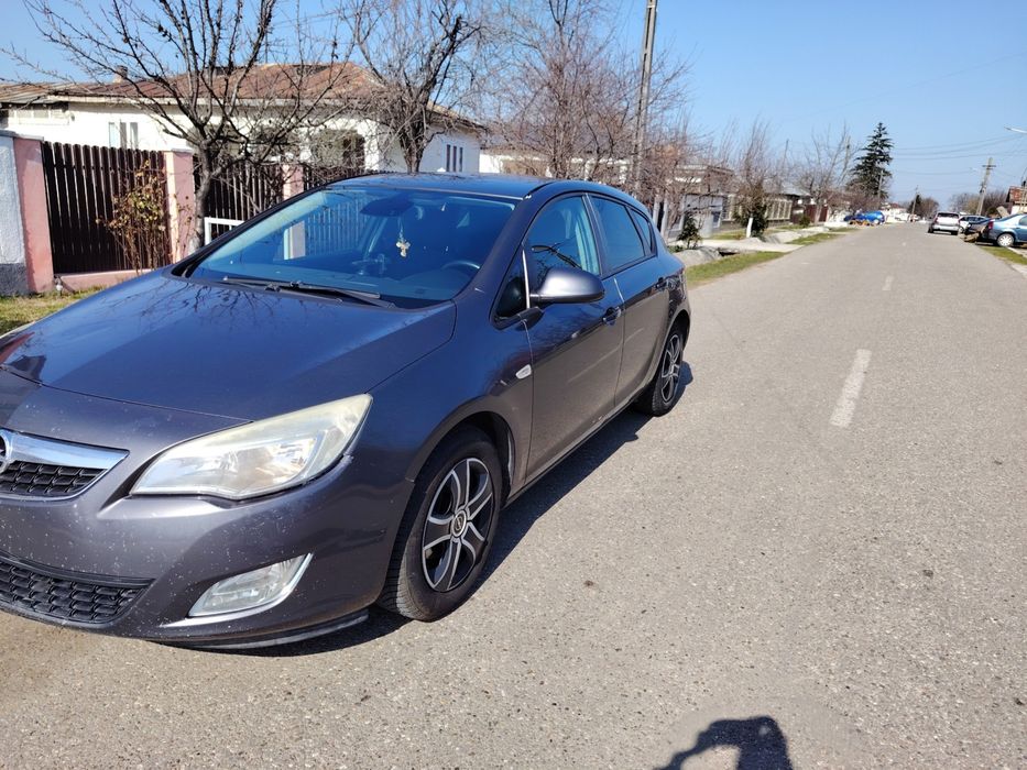 Vând Opel astra j