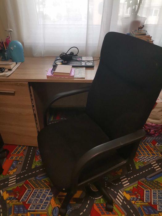 Vând birou cu scaun