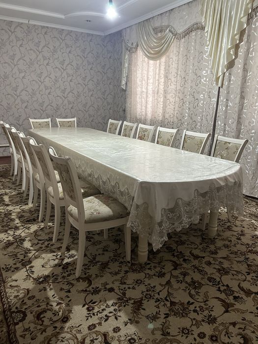 Большой стол и стулья