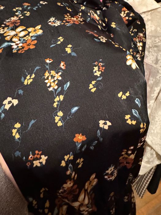 Зелено сако от кадифе и сатенена рокля на цветя