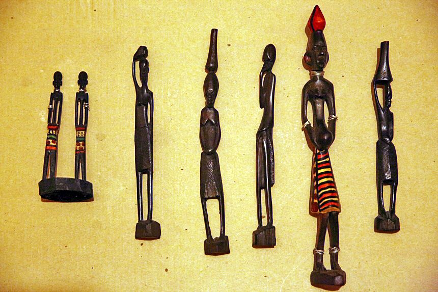 Продавам колекция от дървени и пр. фигурки от различни страни