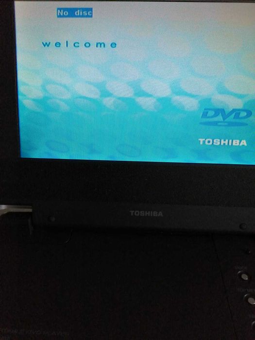 Mini DVD player Toshiba, ideal pentru călătorii