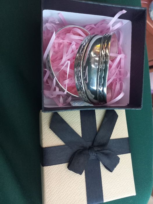 Продам два браслета вместе за 32000