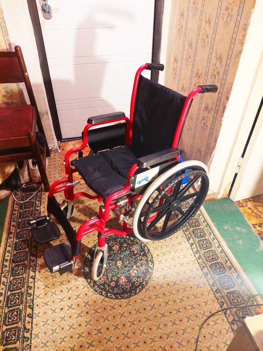 Продам новую американскую детскую инвалидную коляску