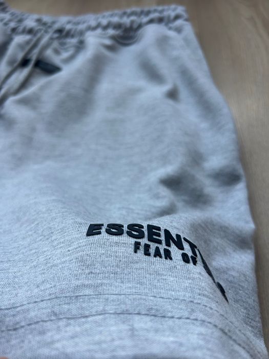 Продавам essentials fear of god къси панталонки M размер.