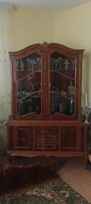 Сервант. горка .витрина . дерево Румыния