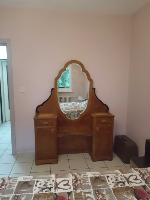 Старинна тоалетка с огледало