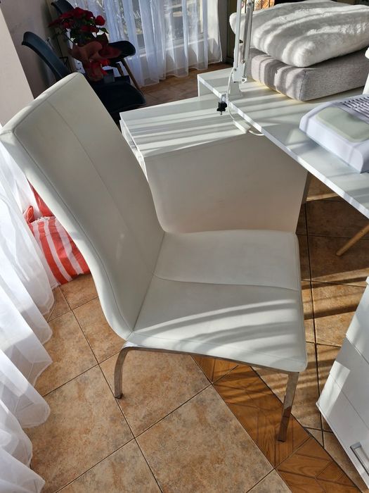 Стилен бял кожен стол