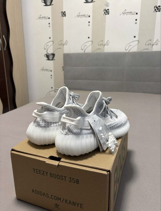 Adidasi Yeezy 350