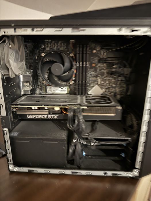 Геймърски компютър с RTX 3070 и 64 GB RAM