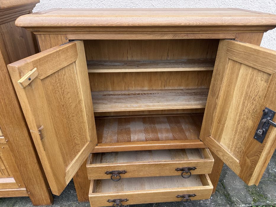 Масивен  шкаф от дъб с ковани дръжки