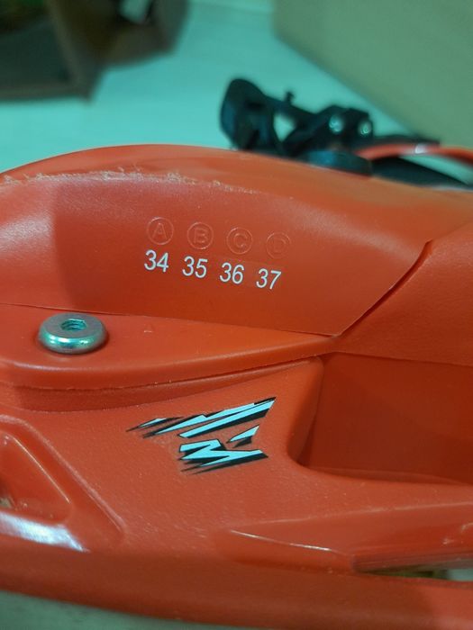 Коньки красного цвета.