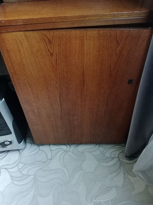 Продам тумбочку для швейной машинки.