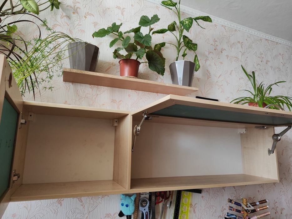 Шкаф с зеркальными дверцами.