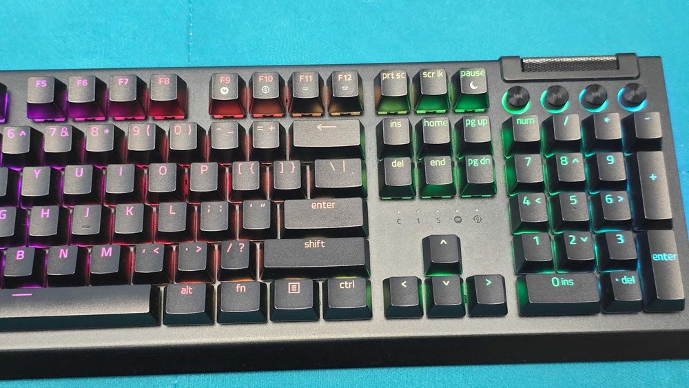Vand Tastatura Razer Blackwidow V4 !!