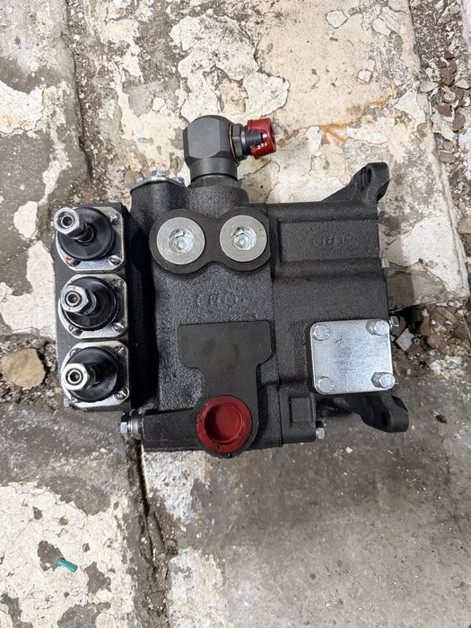 Гидрораспределитель R160 К-700 / К-701, 3 секции, оригинал