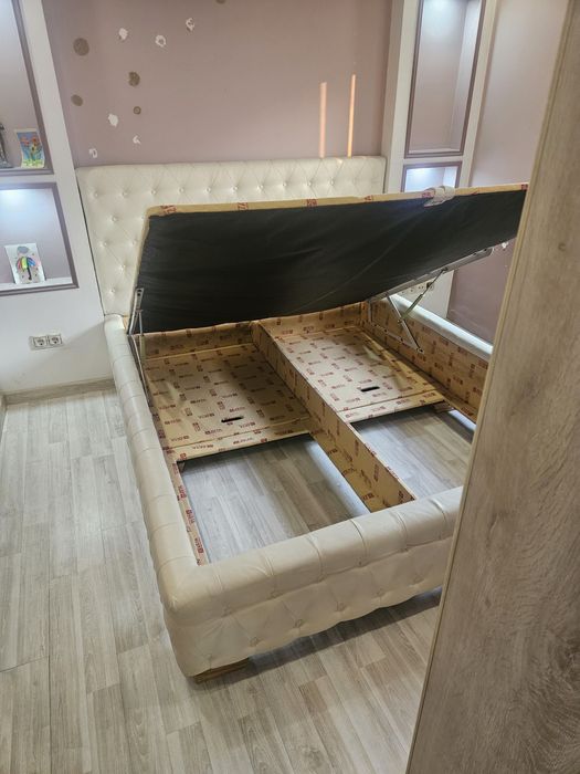 Двуспальная кровать