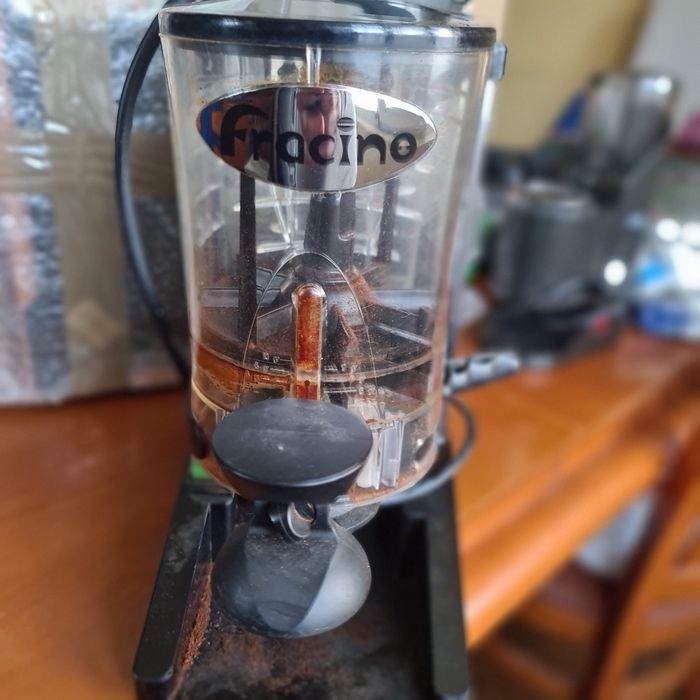 Професионална кафемелачка FRACINO