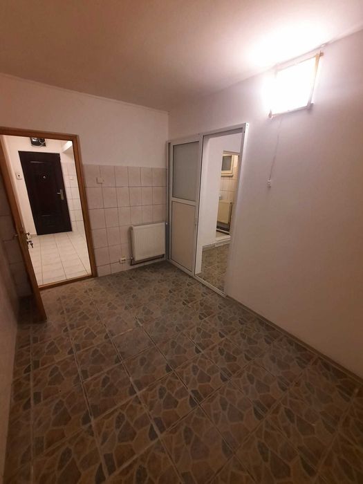 VAND APARTAMENT 2 CAMERE, IASI, ROND ZIMBRU! Fost cabinet medical, la parter cu iesire separata, cu centrala termica proprie.
