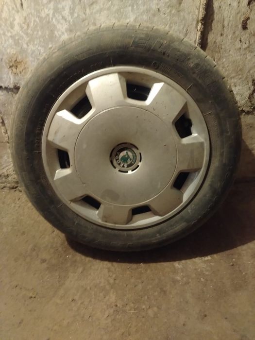 Vând cauciucuri de vara+jenti+capace de Skoda Fabia