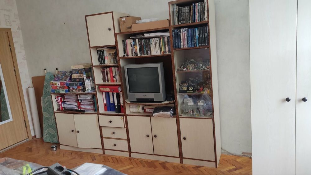 Модулна секция с витрина