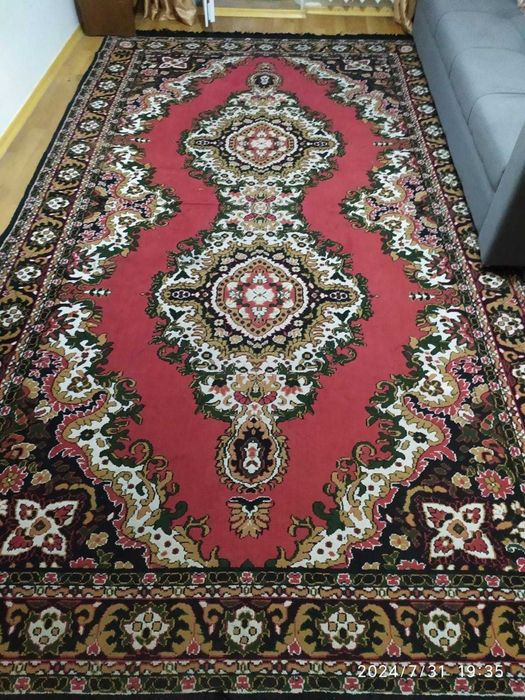 Холодильники, стиральная машина, телевизор, ковер.