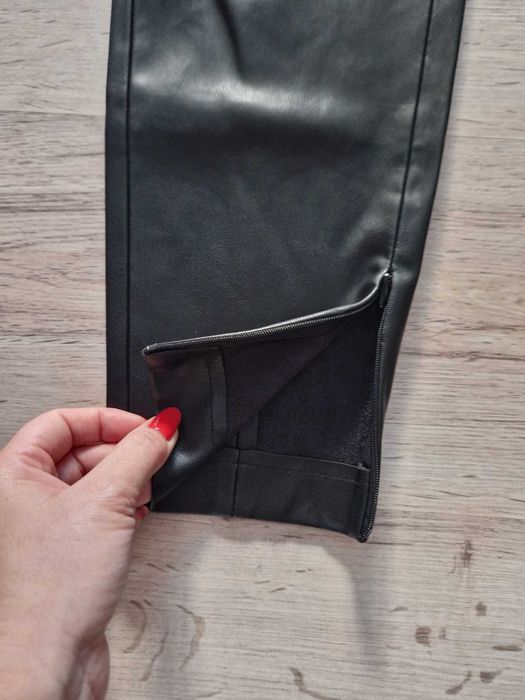 Pantaloni Mango cu aspect de piele și deschideri cu fermoar!