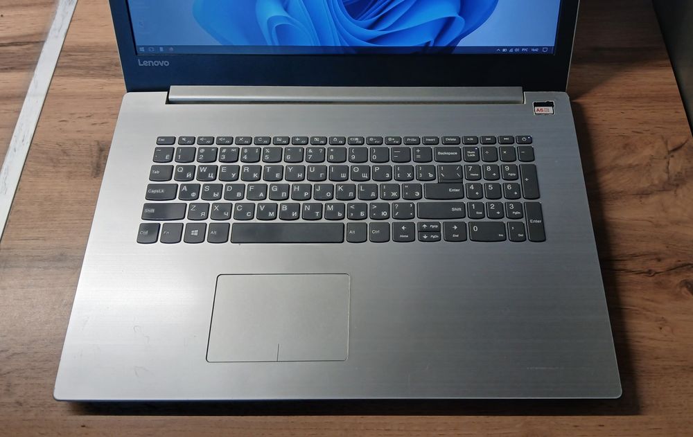 Lenovo 17 ekran, 120 SSD, batarya 2 soatgacha