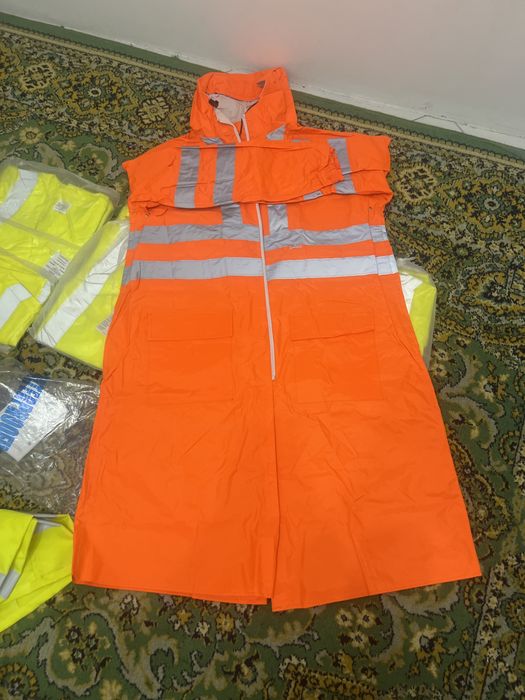 Продам жилет и жождевик