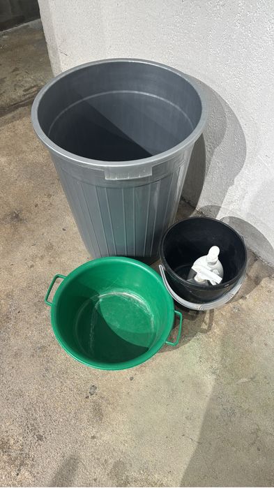 Большие ведра, пластмасс, паднос железный и пластмасс