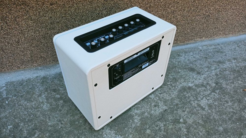 Amplificator chitara electrica Mooer Hornet 15W Combo, functie tuner, bluetooth, alb, ca nou, in cutie, cu manual