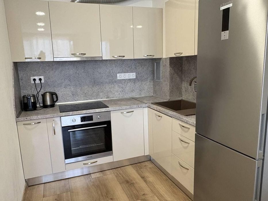 Дава се под наем Двустаен апартамент в Бургас, Сарафово - 69 кв.м за 561 € - Снимка #1