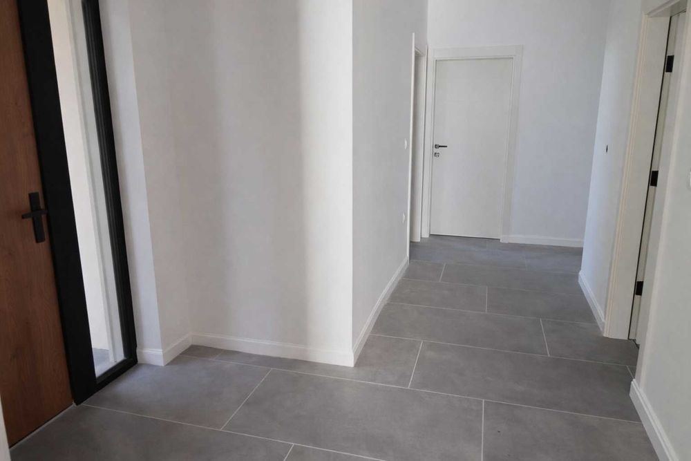 Къща с 4 спални и басейн в с.Стража