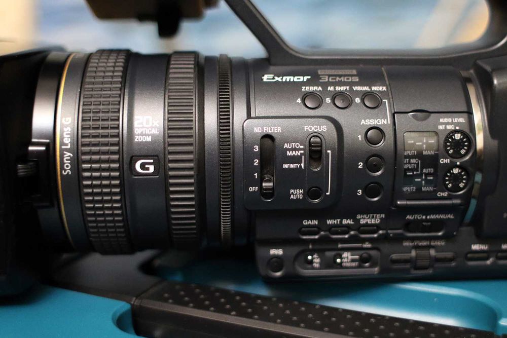 Профессиональня видеокамера Sony HDR-AX2000