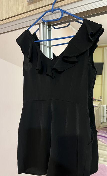 Salopeta scurta cu decolteu