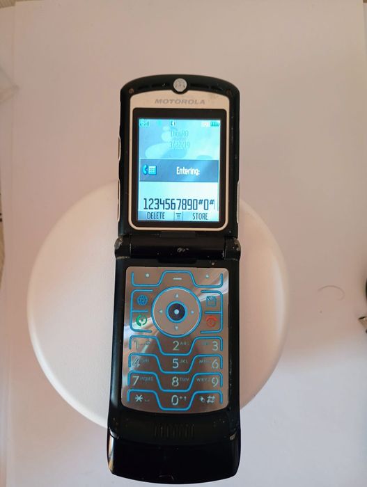 Motorola  V3 + accesorii ( decodat)