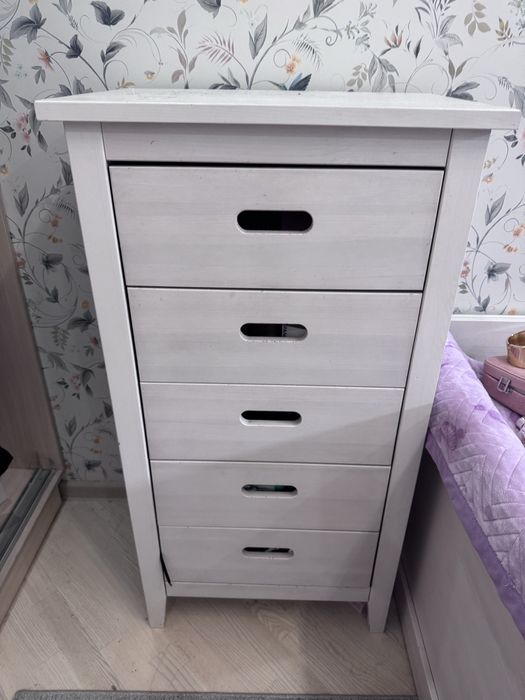 детская кровать и 2 тумбочки