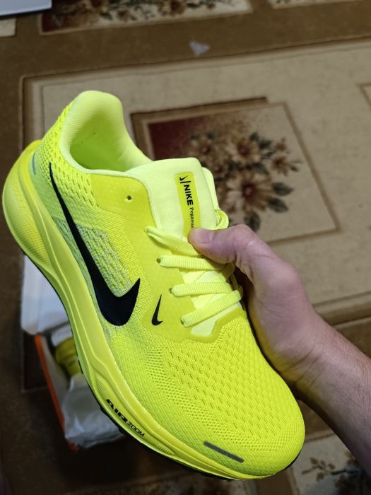 Кроссовки Nike чёрные и зелёные