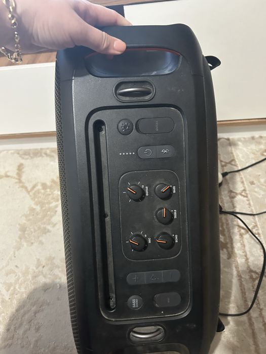 Продам колонку JBL partybox on the go