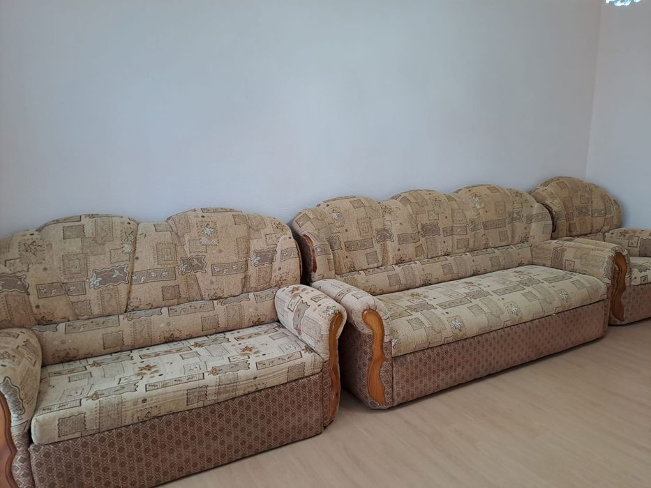 Диваны и кресла.