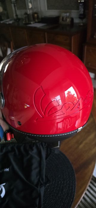 Ofer spre vanzare 2 casti moto Vespa