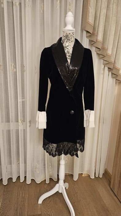 Rochie neagra de catifea, tip sarafan, cu dantela, mansete voal alb