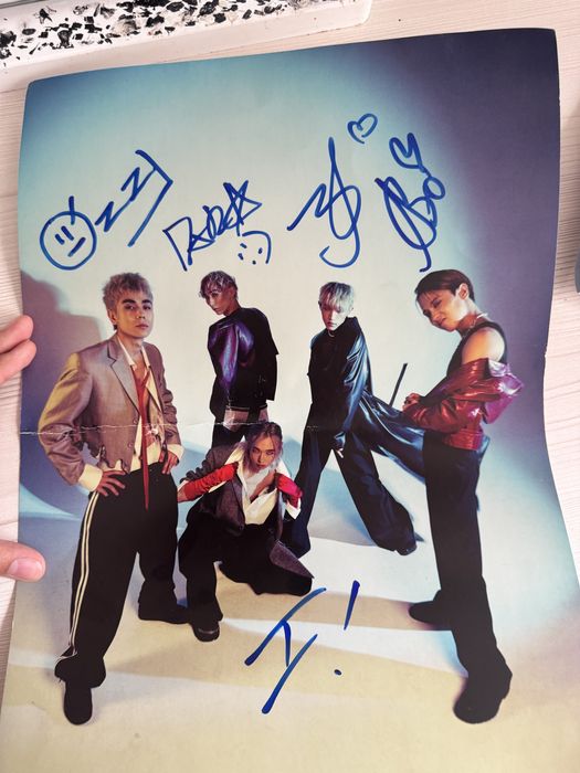 alpha постеры и их автограф.