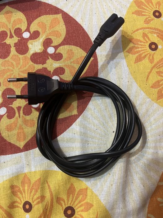 Vand PS4 Slim varianta de 1Tb (necesita hard disk)